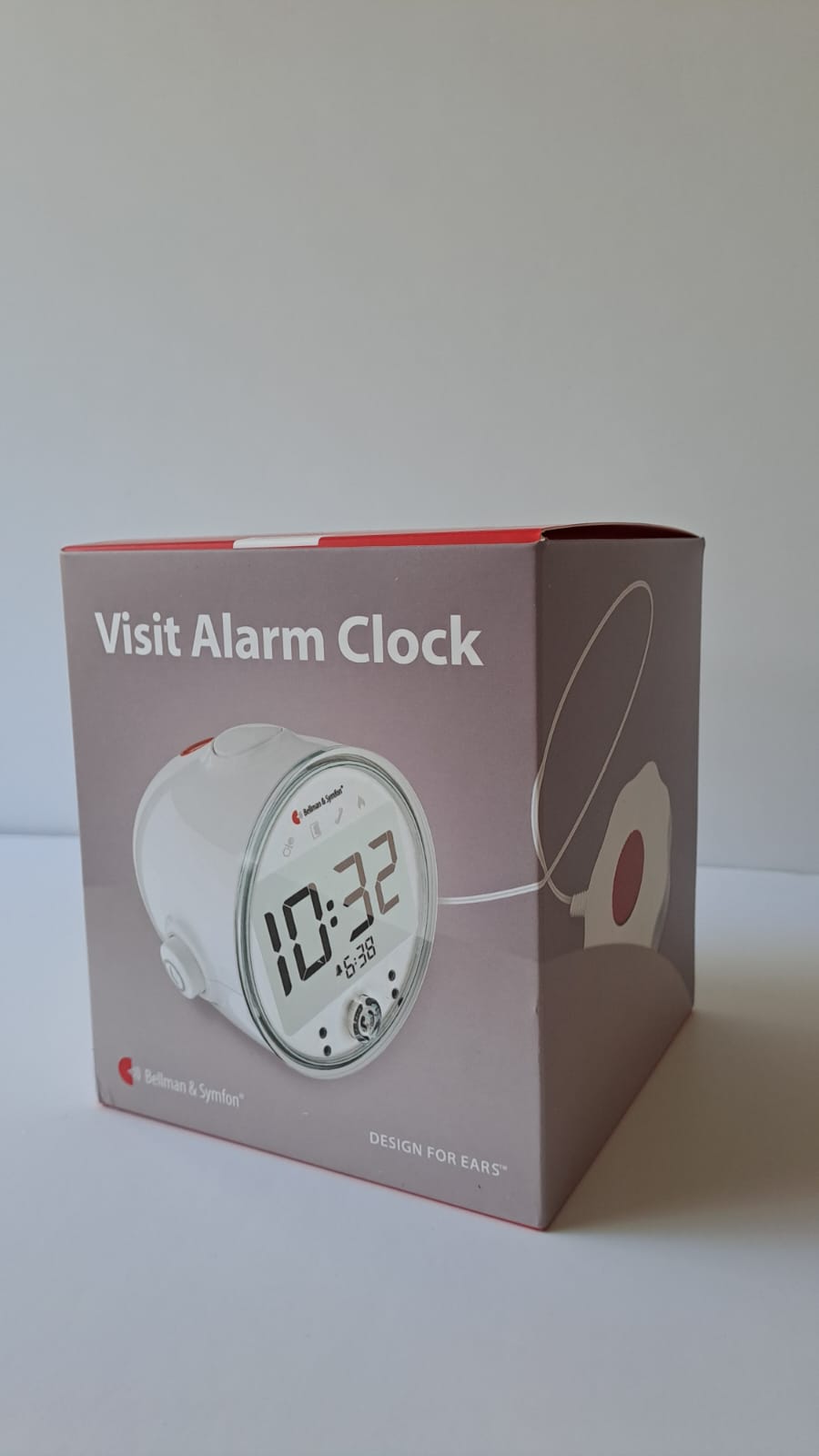 Opakowanie budzika Visit Alarm Clock z ilustracją budzika z dużym wyświetlaczem cyfrowym i podłączonej do niego wibracyjnej podkładki pod poduszkę.