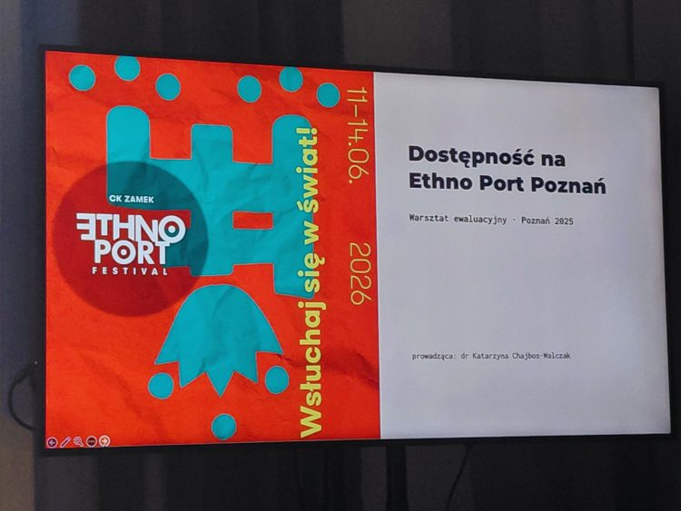Zdjęcie monitora informującego o warsztatach ewaluacyjnych dotyczących Dostępności na Ethno Port Poznań