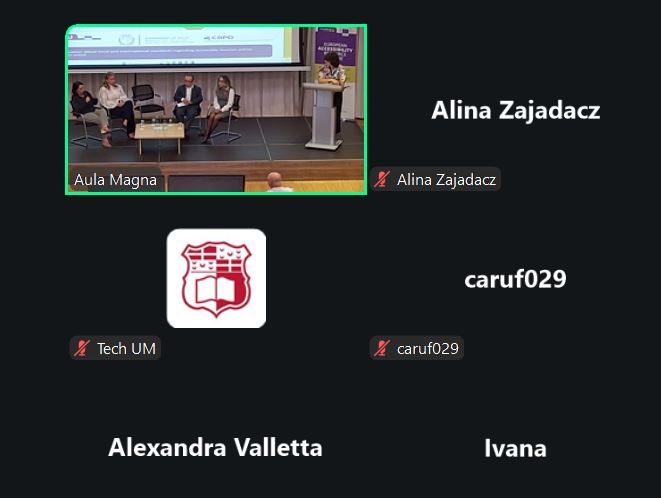 Zrzut ekranu z połączenia online: w transmisji z sali Aula Magna panel dyskusyjny – cztery osoby na scenie i osoba prowadząca przy mównicy; obok kafelki uczestników zdalnych.