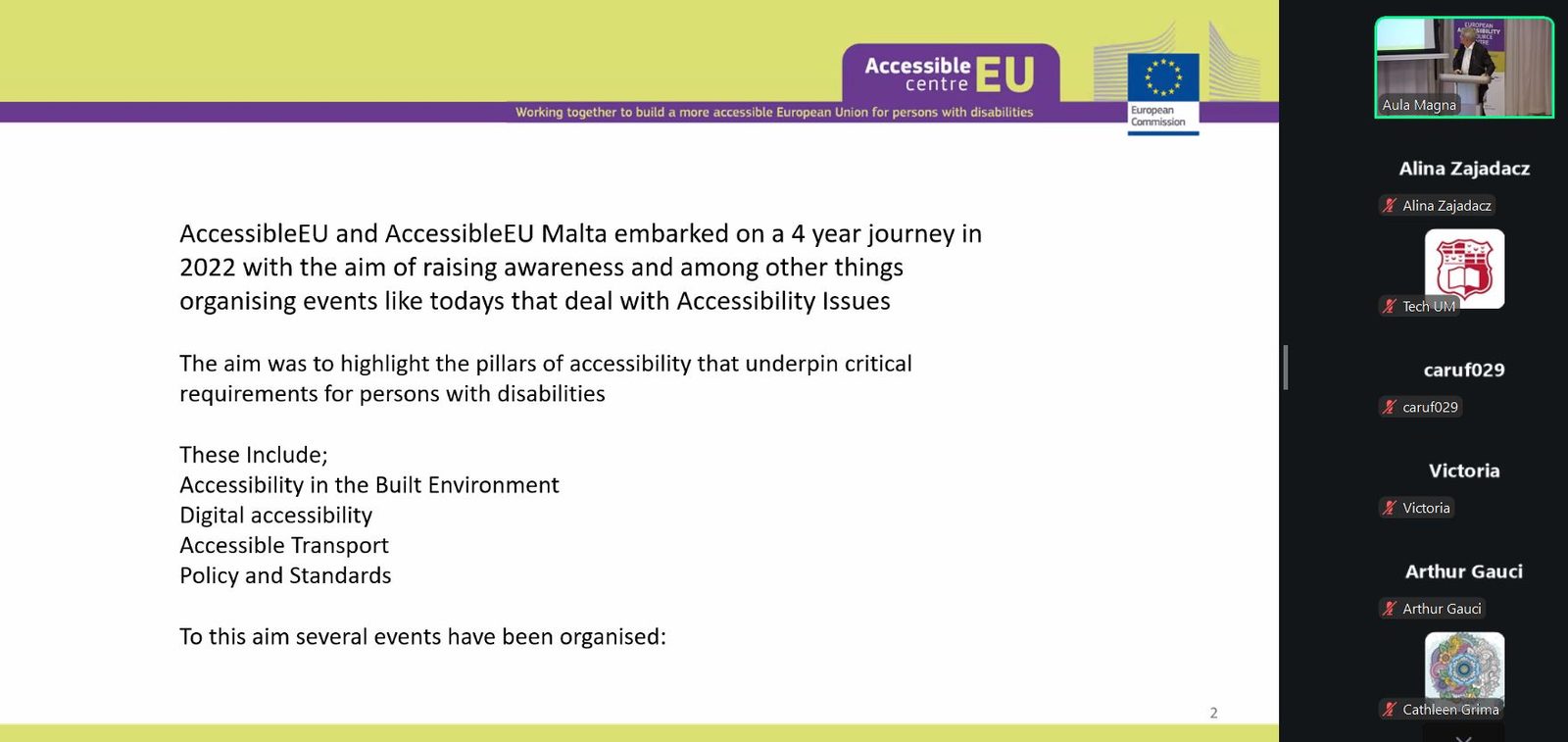 Zrzut ekranu z połączenia online: slajd Accessible EU o celach projektu – dostępność środowiska zbudowanego, dostępność cyfrowa, dostępny transport oraz polityka i standardy; z boku podgląd sali i lista uczestników.